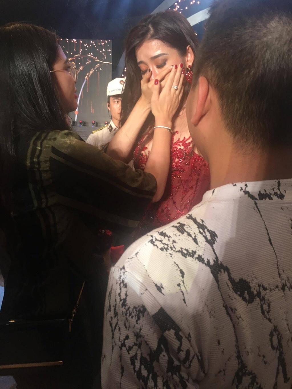 Huyền My bật khóc như mưa sau chung kết, loạt Sao Việt tấp nập vào an ủi-3