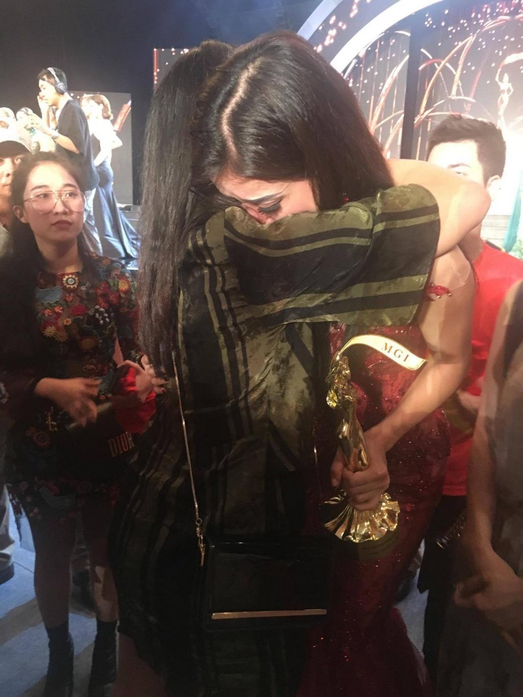 Huyền My bật khóc như mưa sau chung kết, loạt Sao Việt tấp nập vào an ủi-4