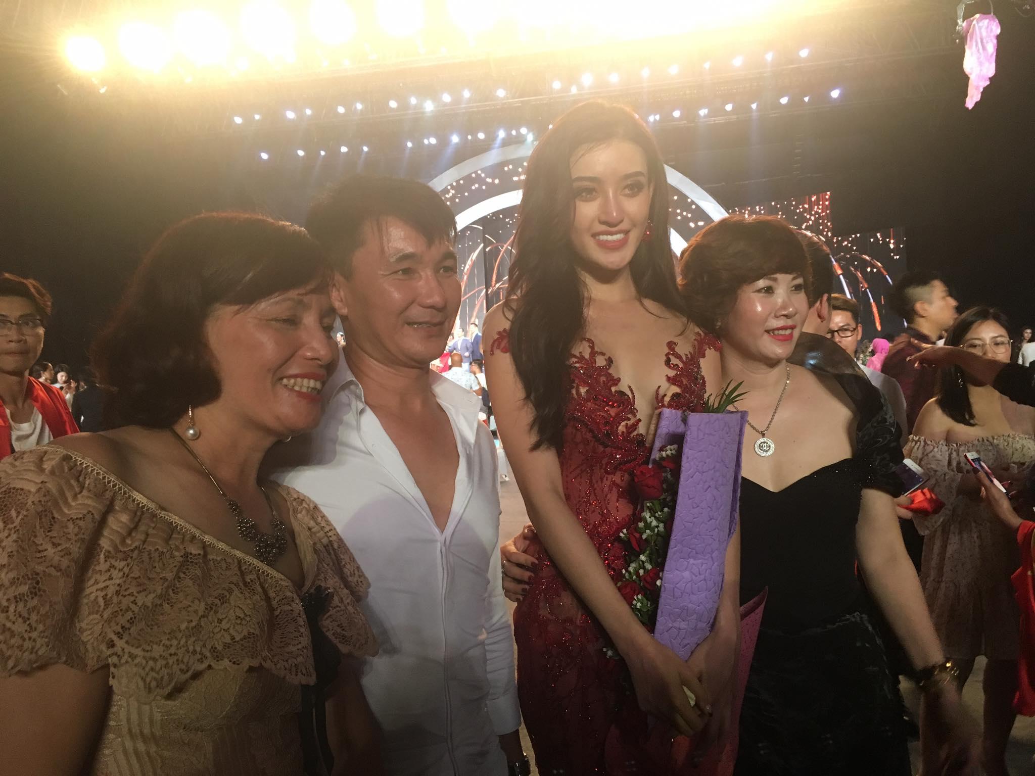 Huyền My bật khóc như mưa sau chung kết, loạt Sao Việt tấp nập vào an ủi-6