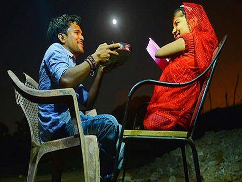 Tình yêu đáng ngưỡng mộ của chú rể bại liệt và cô dâu không có tứ chi