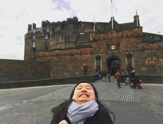 Cư dân mạng phát sốt với trào lưu Đưa cằm đi khắp thế gian của cô nàng 9X-6