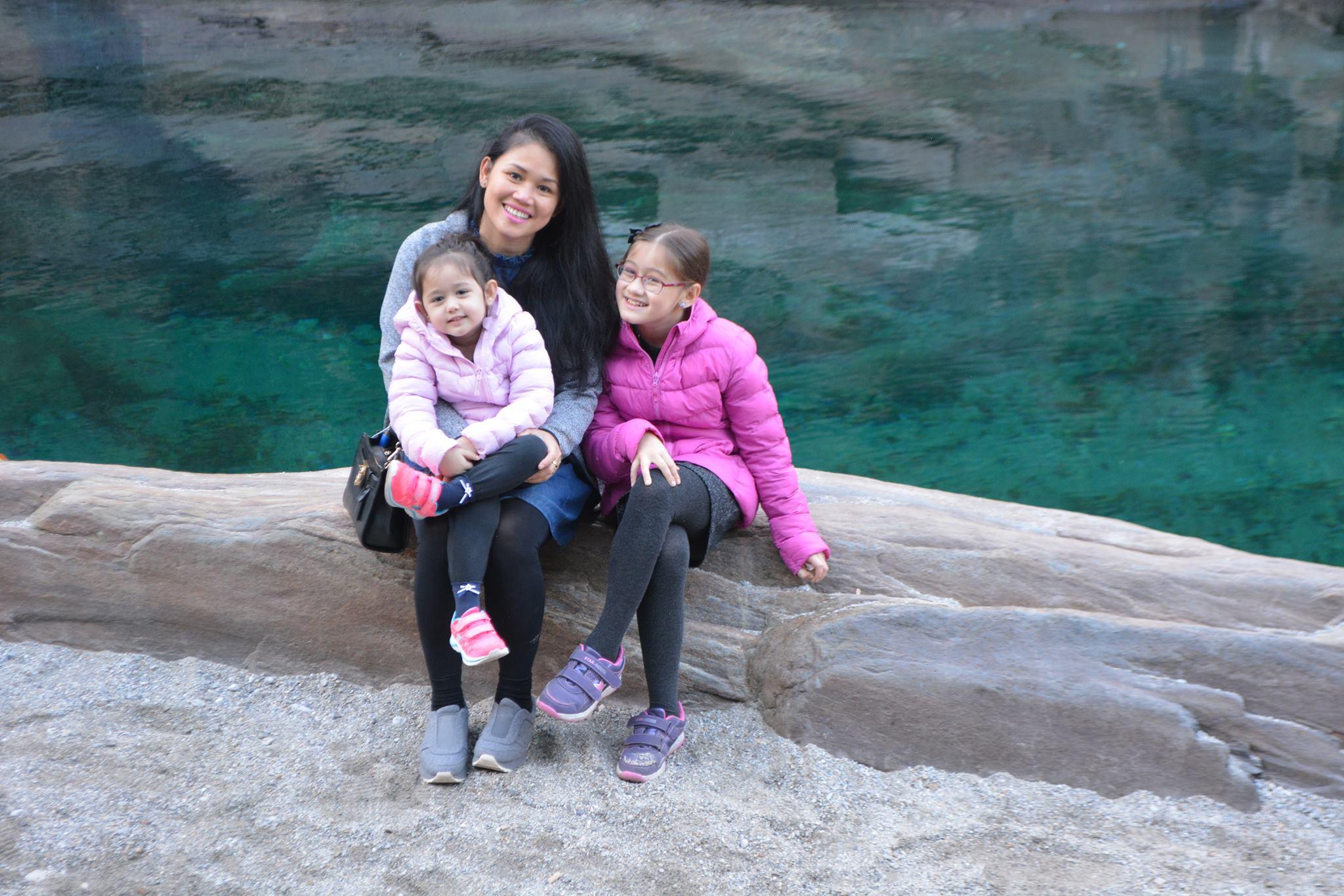 Xesi sẽ khóc thét khi xem cover Túy âm không thể yêu hơn của cặp chị em người Thụy Sĩ-1