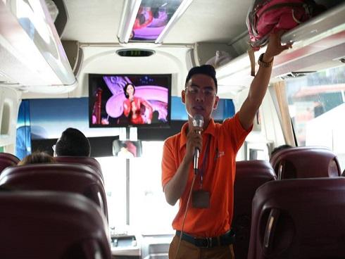 Hướng dẫn viên bối rối trước màn ghen tuông của vợ lái xe