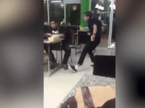 Clip hài: Đi ăn mà gặp gã bồi bàn này thì chỉ có 'đói lả'