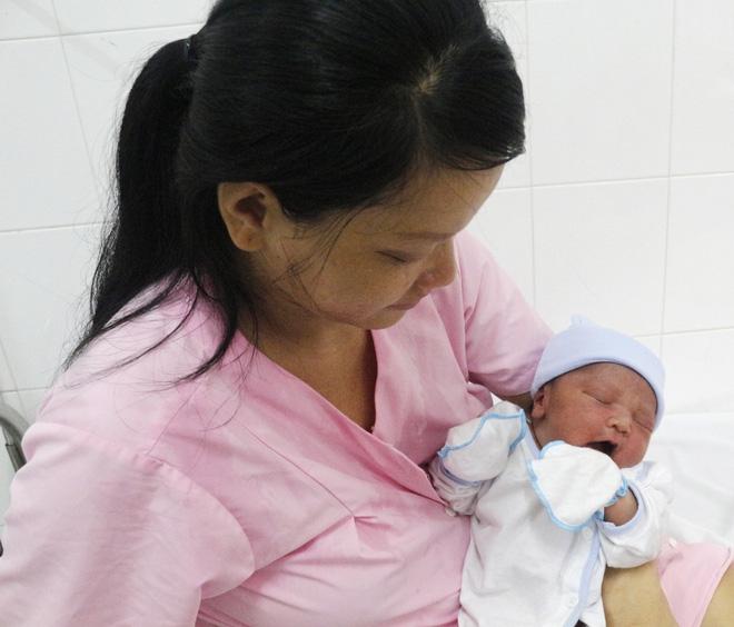 Cần Thơ: Đau bụng bất ngờ, sản phụ sinh con lần ba đẻ rơi ngay trên taxi-2