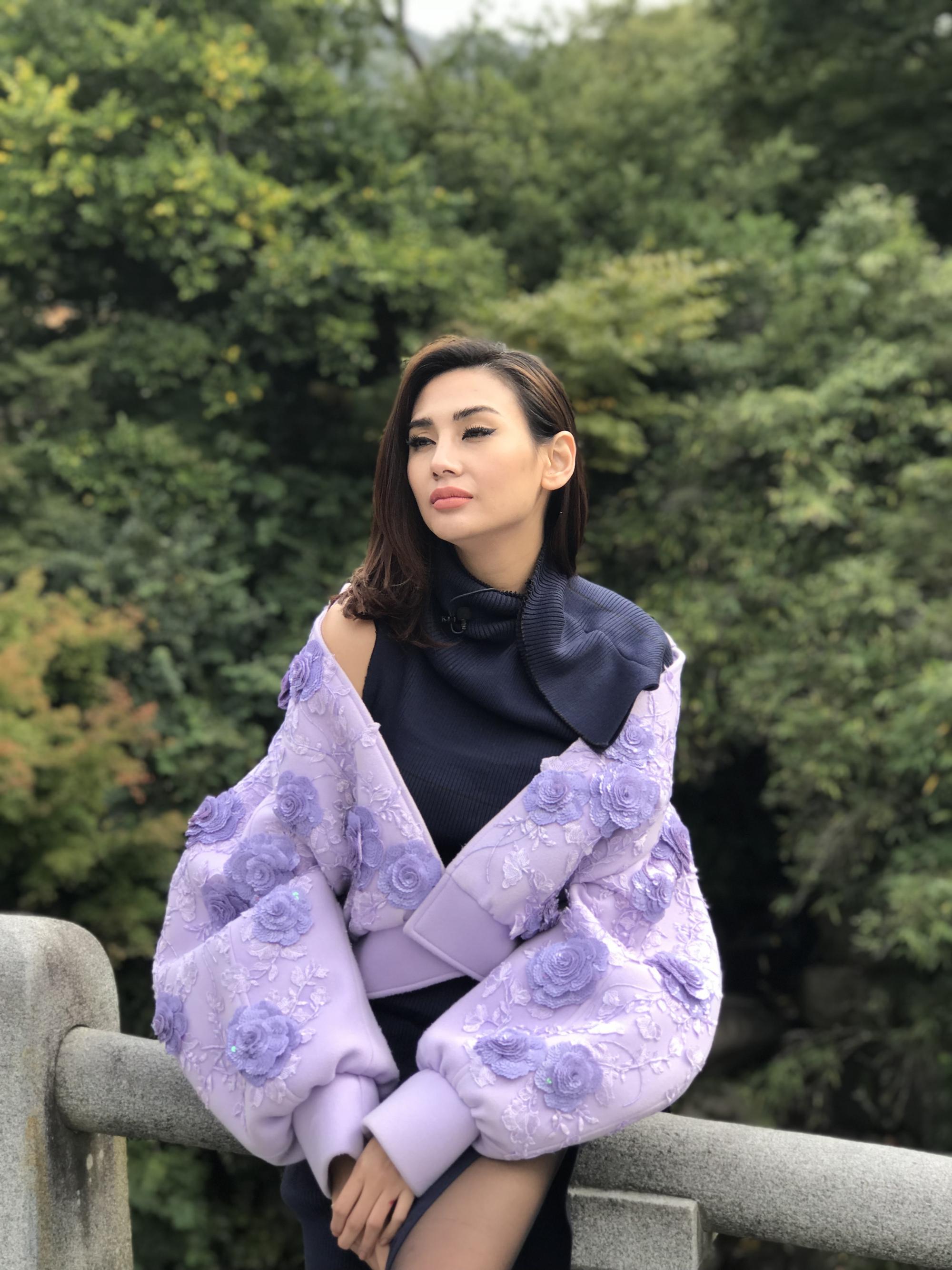 Cùng một chiếc áo: Hoàng Thùy mặc để chinh chiến, Võ Hoàng Yến lại diện đi du lịch-1