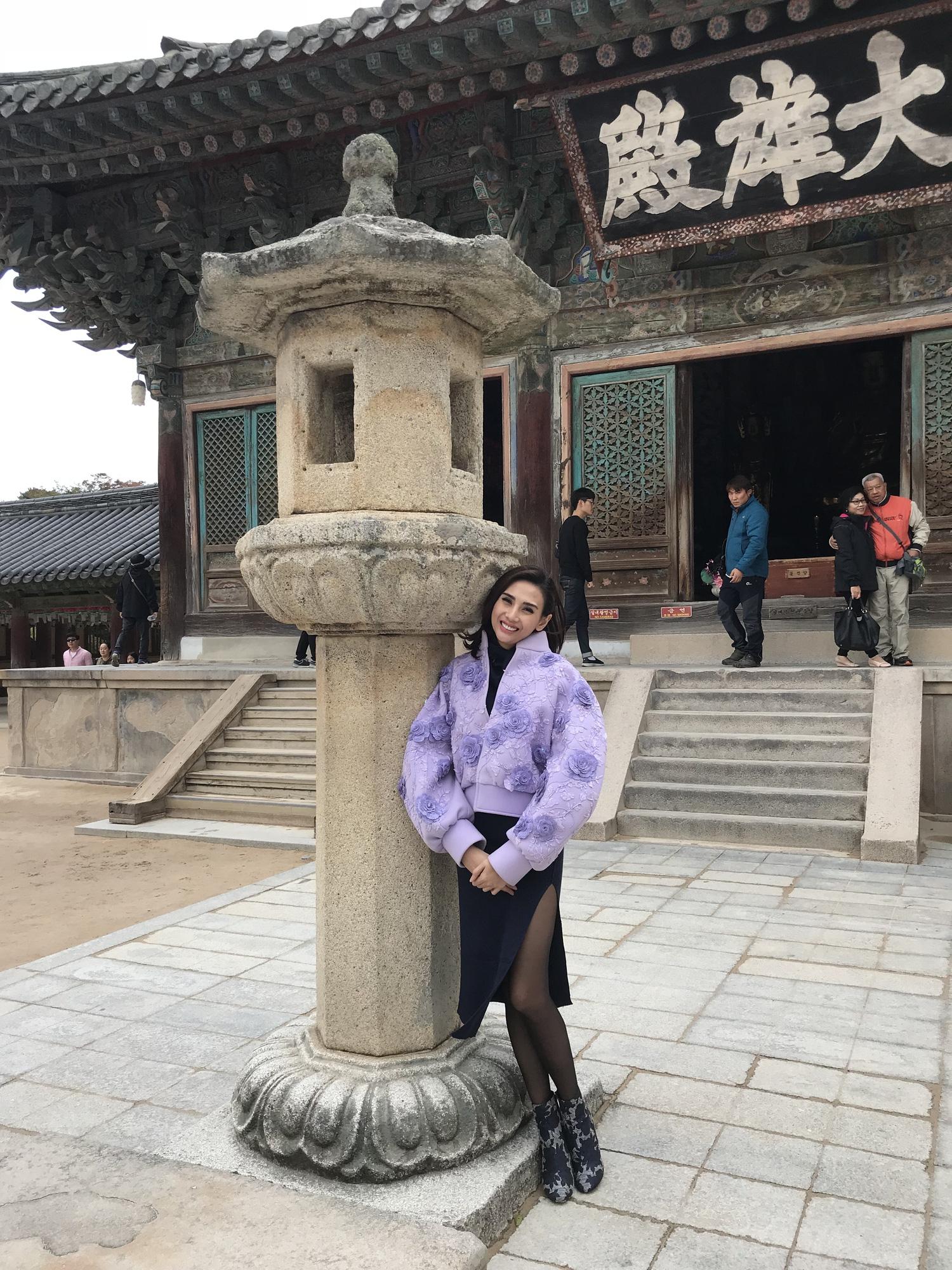 Cùng một chiếc áo: Hoàng Thùy mặc để chinh chiến, Võ Hoàng Yến lại diện đi du lịch-2