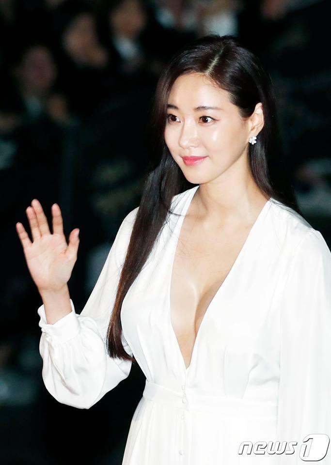 Sao Hàn 26/10: Khoe ngực đầy, Hoa hậu Kim Sarang được tìm kiếm nhiều nhất Hàn Quốc-1