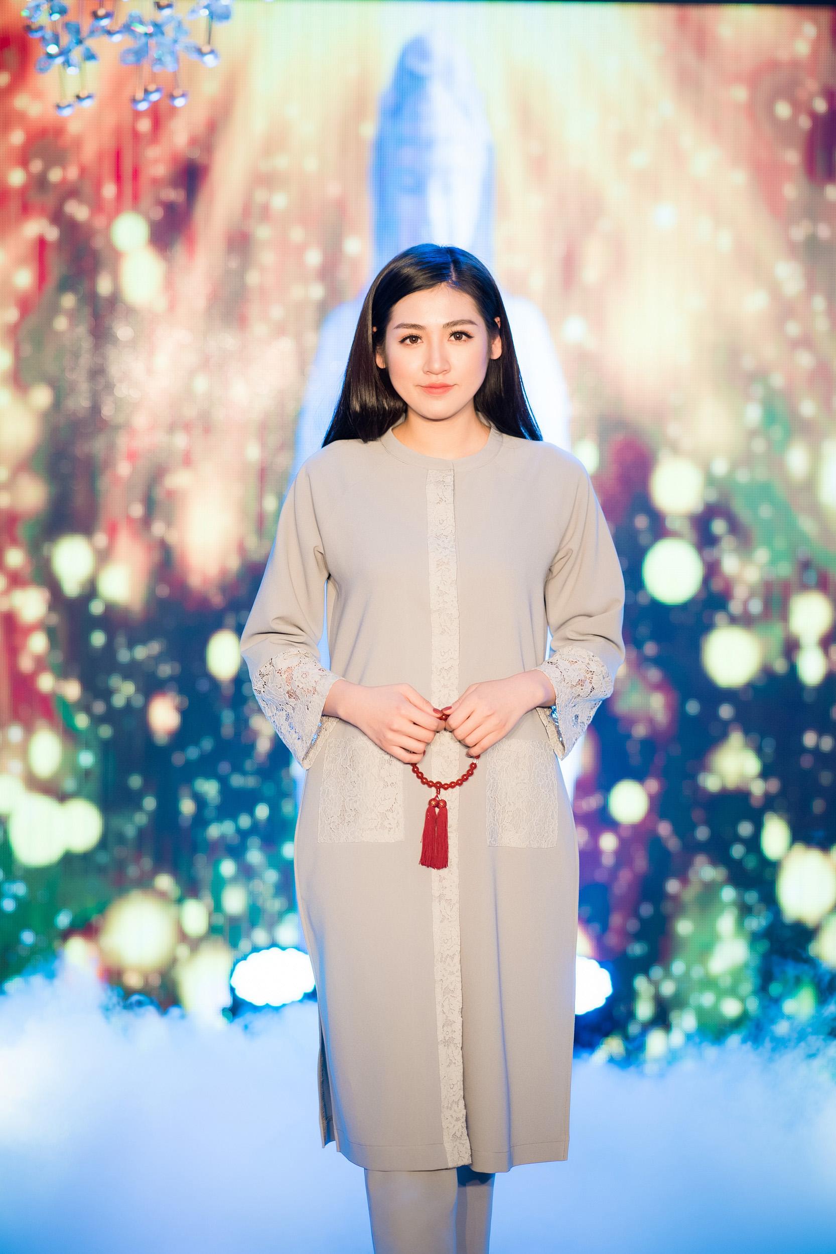 Lâu lắm mới trở lại trình diễn, Á hậu Tú Anh đẹp thoát tục khiến nhiều người ngỡ ngàng-3