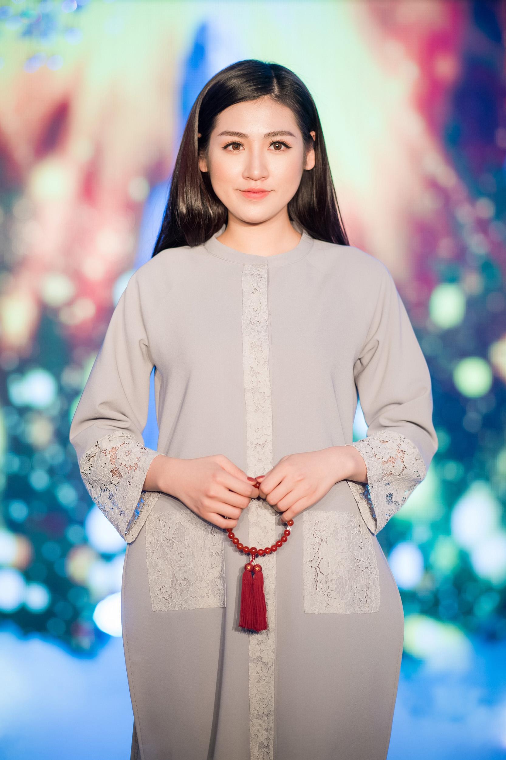 Lâu lắm mới trở lại trình diễn, Á hậu Tú Anh đẹp thoát tục khiến nhiều người ngỡ ngàng-4