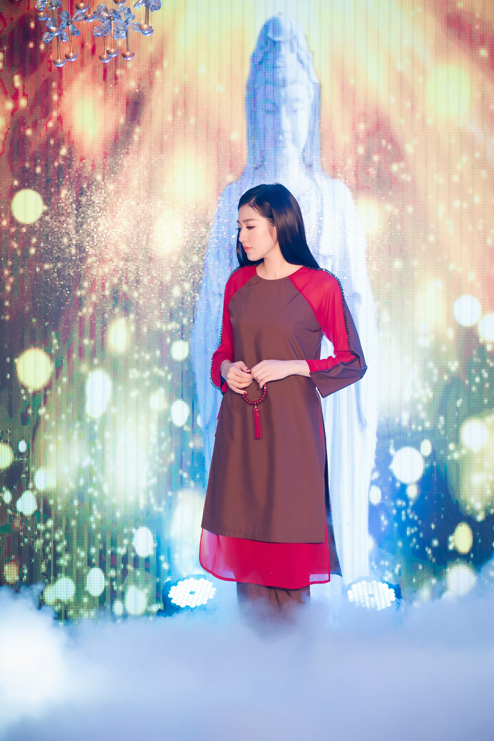 Lâu lắm mới trở lại trình diễn, Á hậu Tú Anh đẹp thoát tục khiến nhiều người ngỡ ngàng-6