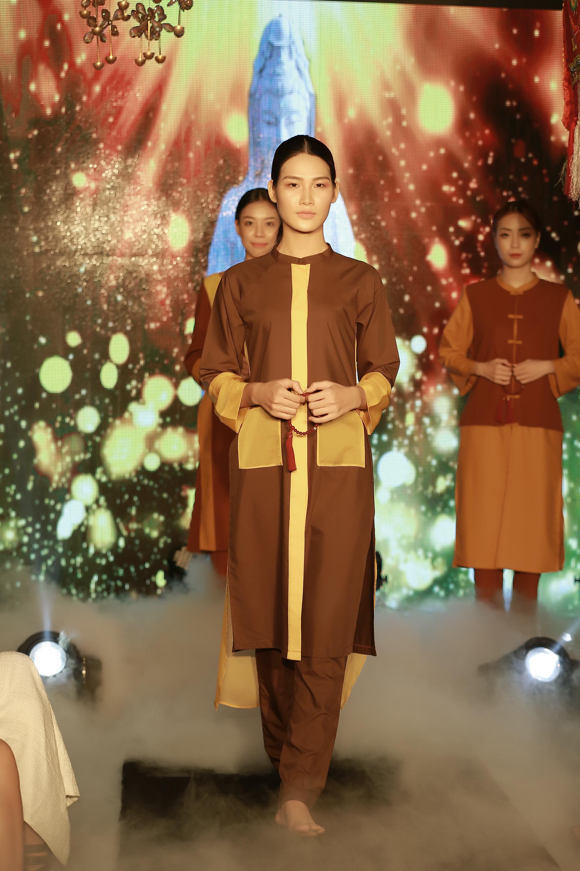 Lâu lắm mới trở lại trình diễn, Á hậu Tú Anh đẹp thoát tục khiến nhiều người ngỡ ngàng-5