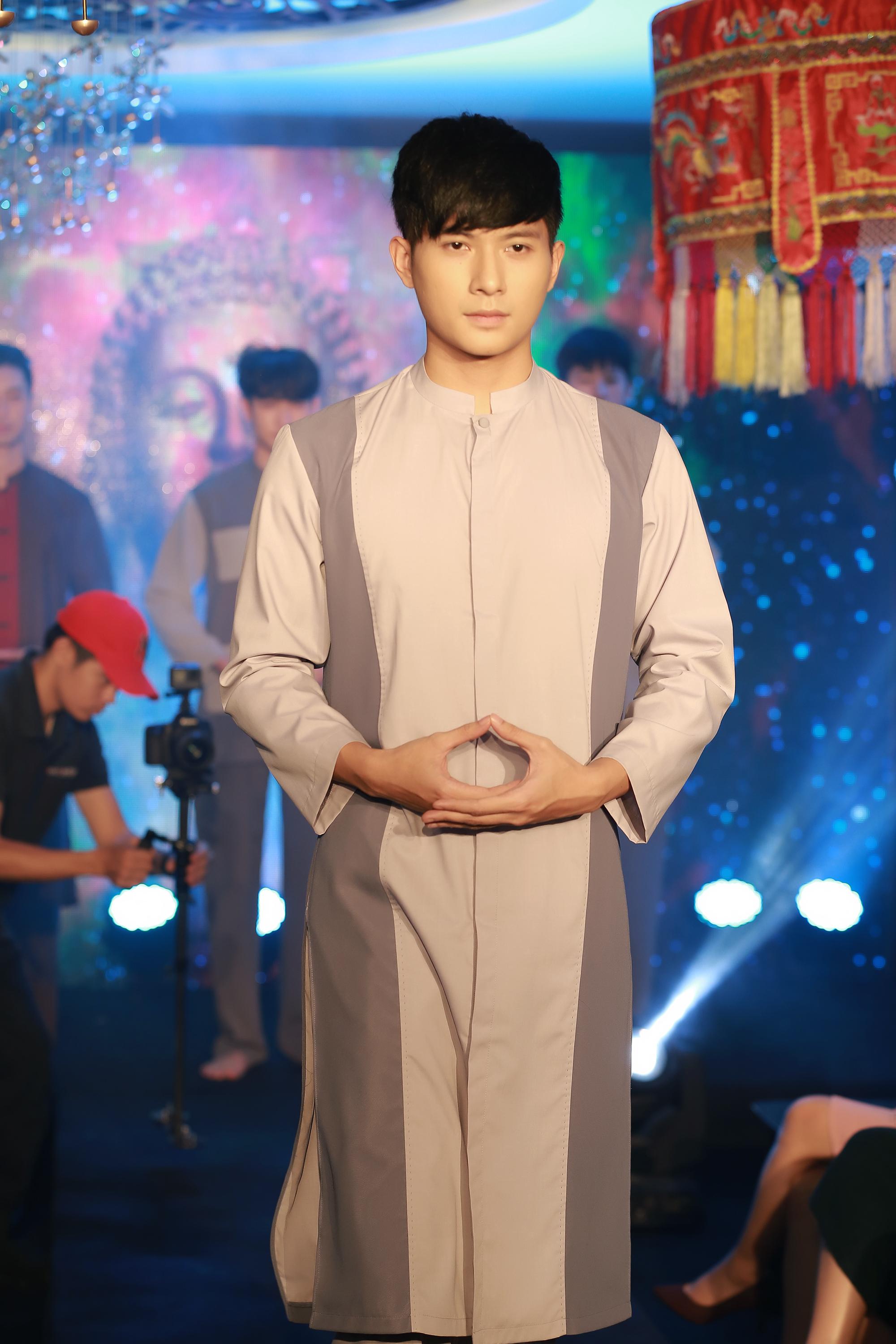 Lâu lắm mới trở lại trình diễn, Á hậu Tú Anh đẹp thoát tục khiến nhiều người ngỡ ngàng-7