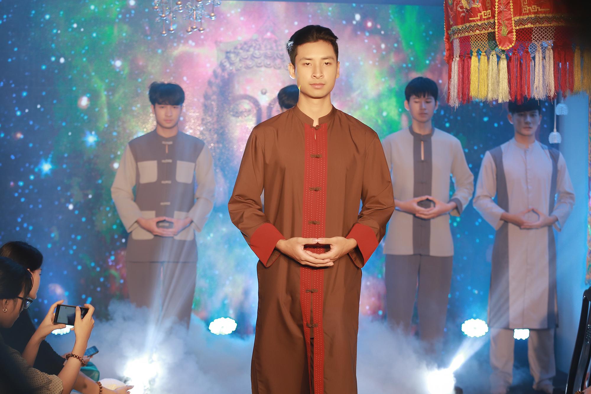 Lâu lắm mới trở lại trình diễn, Á hậu Tú Anh đẹp thoát tục khiến nhiều người ngỡ ngàng-8