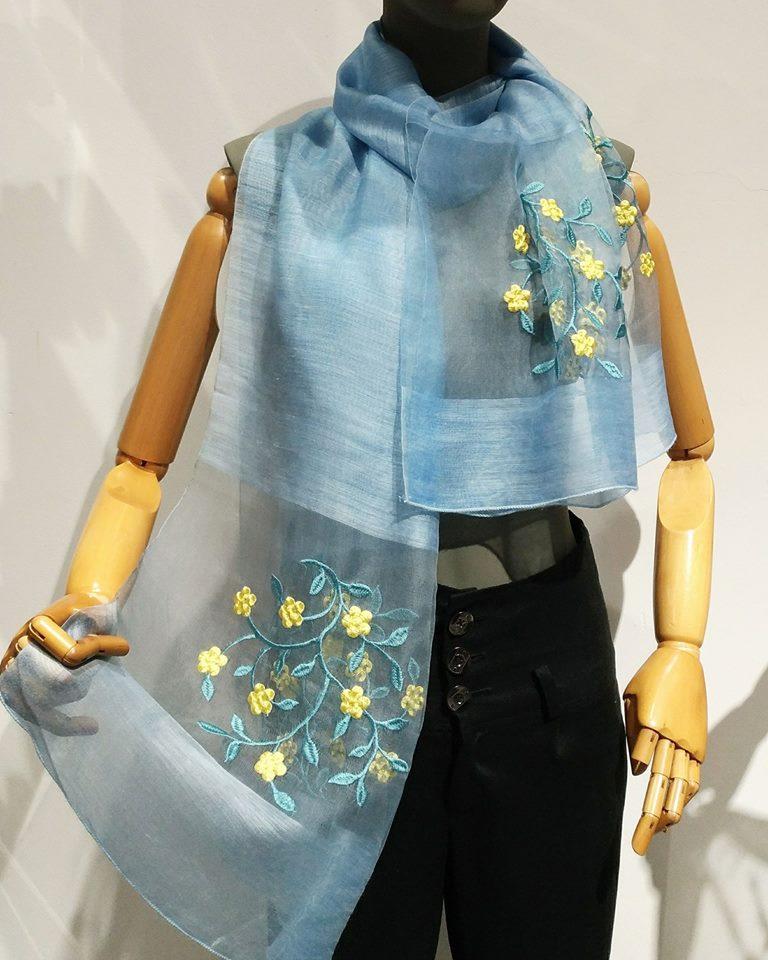 Khăn lụa Khải Silk bán hàng triệu đồng, mẫu tương tự bên Trung Quốc chỉ bằng 1/10 mức giá-2