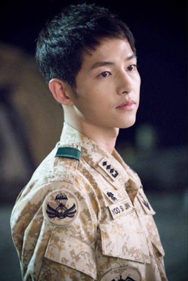 Bộ trang phục quân nhân cũng sẽ rất phù hợp với ai là fan của Song Joong Ki trong 