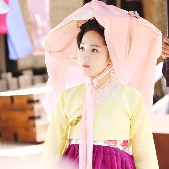 Còn nếu bạn thích những bộ Hanbok cầu kỳ, lộng lẫy, thì hãy tham khảo tạo hình tuyệt đẹp của Park Min Young trong 