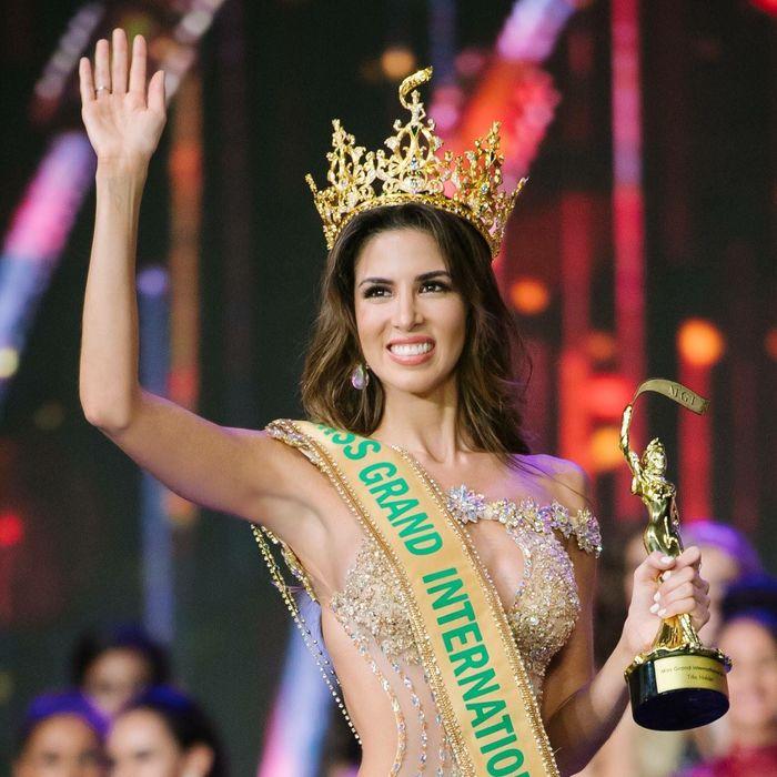 Vừa lên ngôi Miss Grand 2017, người đẹp Peru bị lộ hình xăm và loạt ảnh hút thuốc lá-1