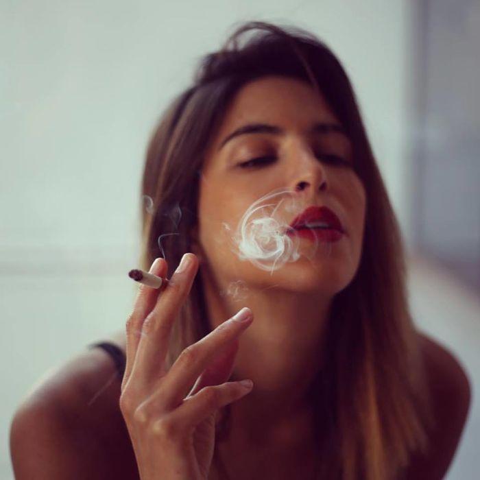 Vừa lên ngôi Miss Grand 2017, người đẹp Peru bị lộ hình xăm và loạt ảnh hút thuốc lá-10