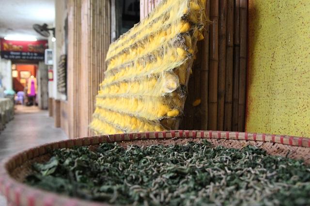 Đến Vạn Phúc xem cận cảnh quy trình sản xuất lụa tơ tằm ở làng nghề 1.000 năm tuổi-1