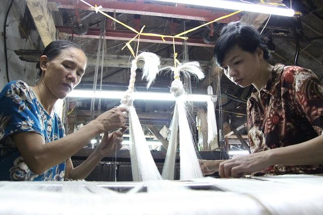 Đến Vạn Phúc xem cận cảnh quy trình sản xuất lụa tơ tằm ở làng nghề 1.000 năm tuổi-2