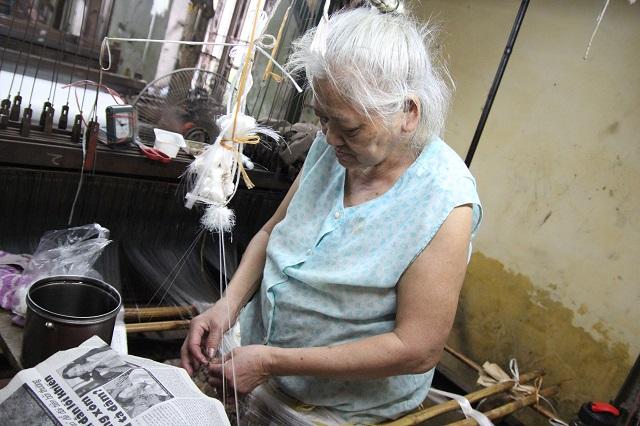 Đến Vạn Phúc xem cận cảnh quy trình sản xuất lụa tơ tằm ở làng nghề 1.000 năm tuổi-7
