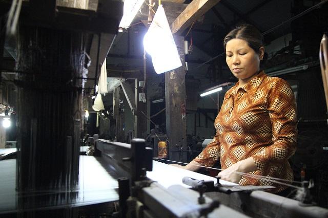 Đến Vạn Phúc xem cận cảnh quy trình sản xuất lụa tơ tằm ở làng nghề 1.000 năm tuổi-10