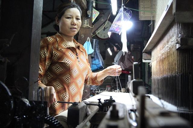 Đến Vạn Phúc xem cận cảnh quy trình sản xuất lụa tơ tằm ở làng nghề 1.000 năm tuổi-11