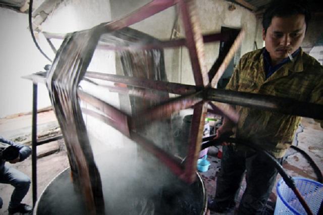 Đến Vạn Phúc xem cận cảnh quy trình sản xuất lụa tơ tằm ở làng nghề 1.000 năm tuổi-14