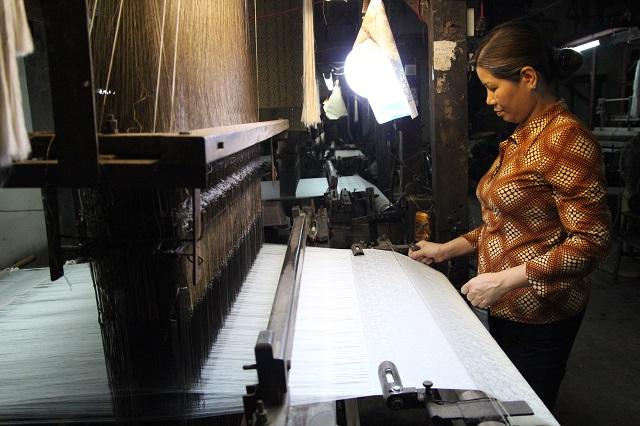 Đến Vạn Phúc xem cận cảnh quy trình sản xuất lụa tơ tằm ở làng nghề 1.000 năm tuổi-9