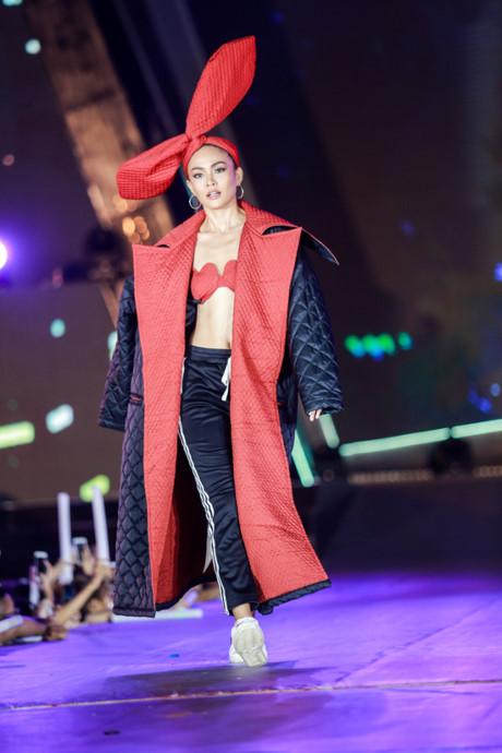 Hồ Ngọc Hà lộ bụng ngấn mỡ - Mâu Thủy diện đồ khó hiểu lọt top sao mặc xấu tuần này-3