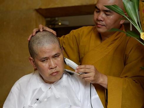 Diễn viên Phước Sang xuống tóc khi ba qua đời