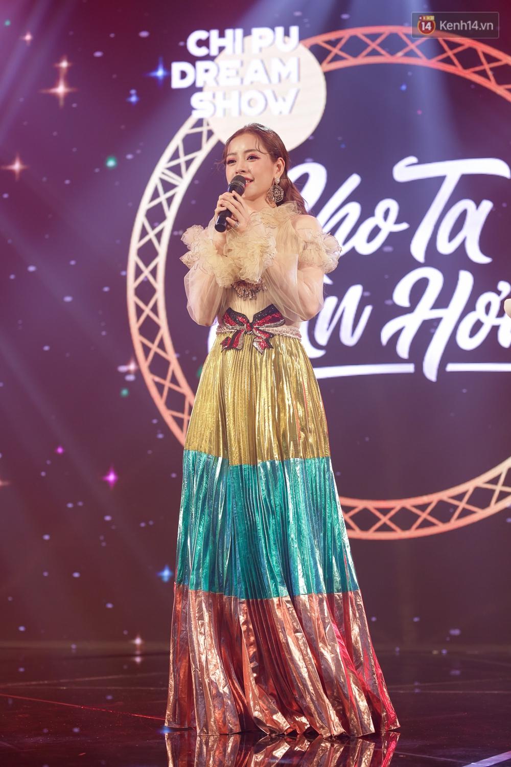 Ra mắt với sân khấu hoành tráng, Chi Pu chưng diện mấy bộ liền nhưng có bộ lại sai sai-3