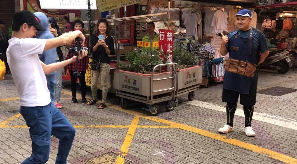 Dân Đài Loan xếp hàng mua bánh cuốn vỉa hè của anh trai Lâm Chí Dĩnh-2