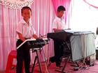 Hai cậu bé Khánh Hoà chơi nhạc điện tử điêu luyện trong đám cưới