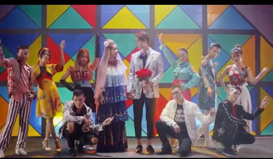 Chi Pu gây khó hiểu với trang phục lộ nội y trong MV Cho ta gần hơn-8