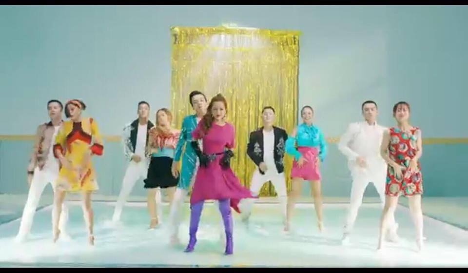 Chi Pu gây khó hiểu với trang phục lộ nội y trong MV Cho ta gần hơn-10