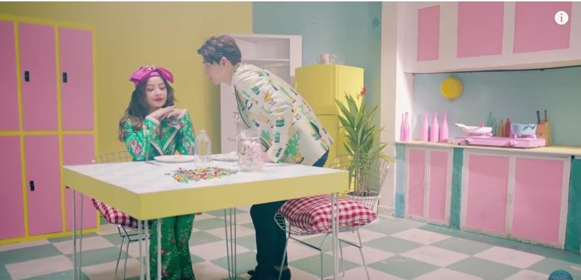 Chi Pu gây khó hiểu với trang phục lộ nội y trong MV Cho ta gần hơn-3