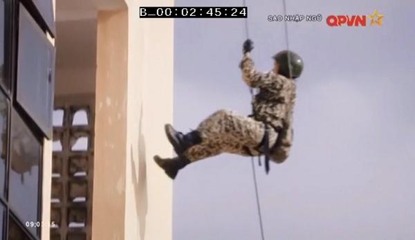 Chặt vỡ ngói bằng tay không, Hương Giang Idol múa ballet ăn mừng trong quân ngũ-1