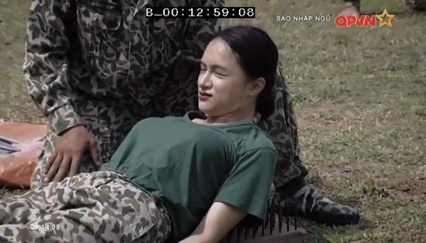 Chặt vỡ ngói bằng tay không, Hương Giang Idol múa ballet ăn mừng trong quân ngũ-4