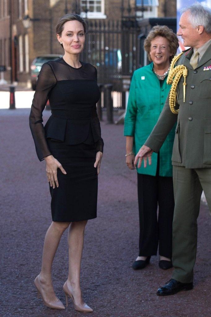 Muốn mặc đẹp như Angelina Jolie, hãy ghi nhớ những bí quyết sau-6