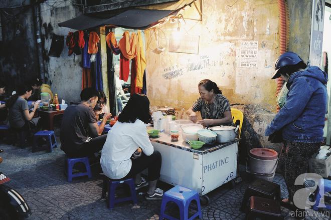 Quán bánh bột lọc 30 năm tuổi phố Ngọc Lâm, quán vỉa hè, mở hàng giờ dị mà vẫn nườm nượp khách-2