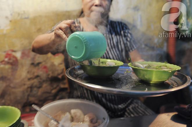 Quán bánh bột lọc 30 năm tuổi phố Ngọc Lâm, quán vỉa hè, mở hàng giờ dị mà vẫn nườm nượp khách-6