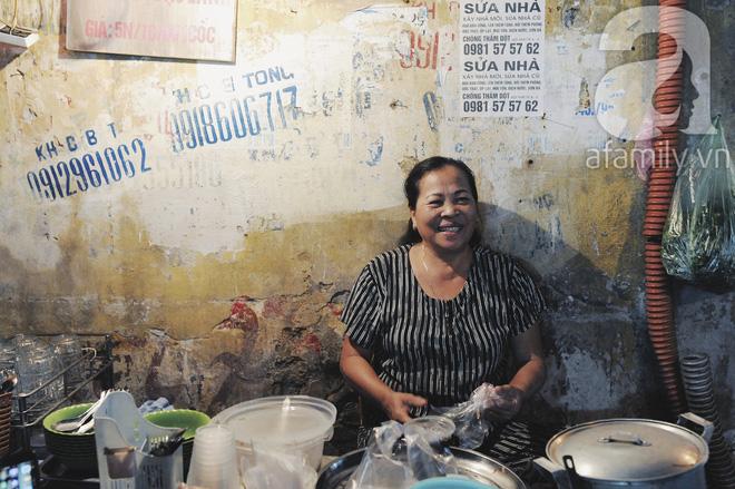 Quán bánh bột lọc 30 năm tuổi phố Ngọc Lâm, quán vỉa hè, mở hàng giờ dị mà vẫn nườm nượp khách-9