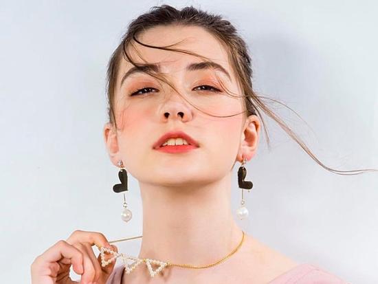 Người mẫu Nga chết ở tuổi 14 sau khi bị vắt kiệt sức tại Trung Quốc