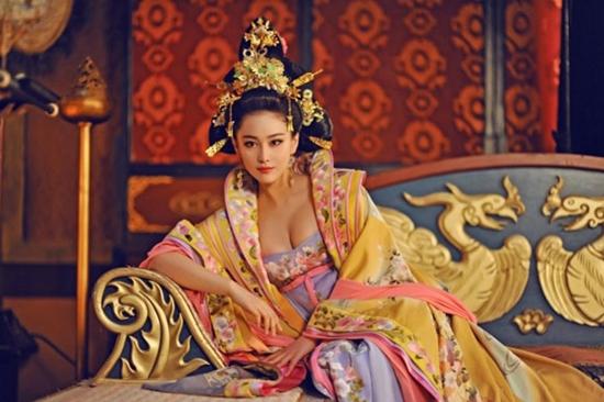 Đốt mắt với tạo hình cổ trang khoe ngực quá đà của mỹ nhân Hoa Ngữ-1