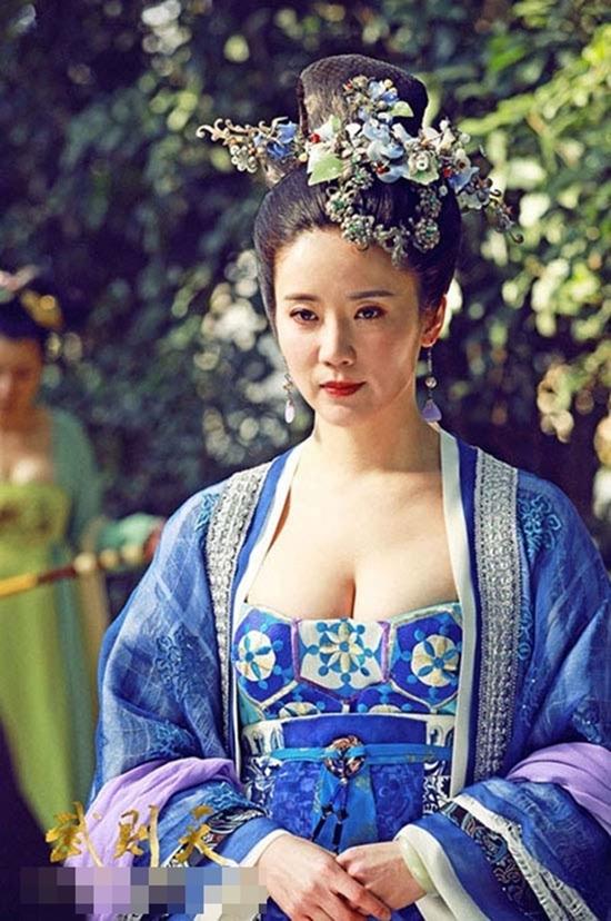 Đốt mắt với tạo hình cổ trang khoe ngực quá đà của mỹ nhân Hoa Ngữ-2