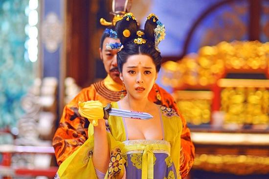 Đốt mắt với tạo hình cổ trang khoe ngực quá đà của mỹ nhân Hoa Ngữ-3