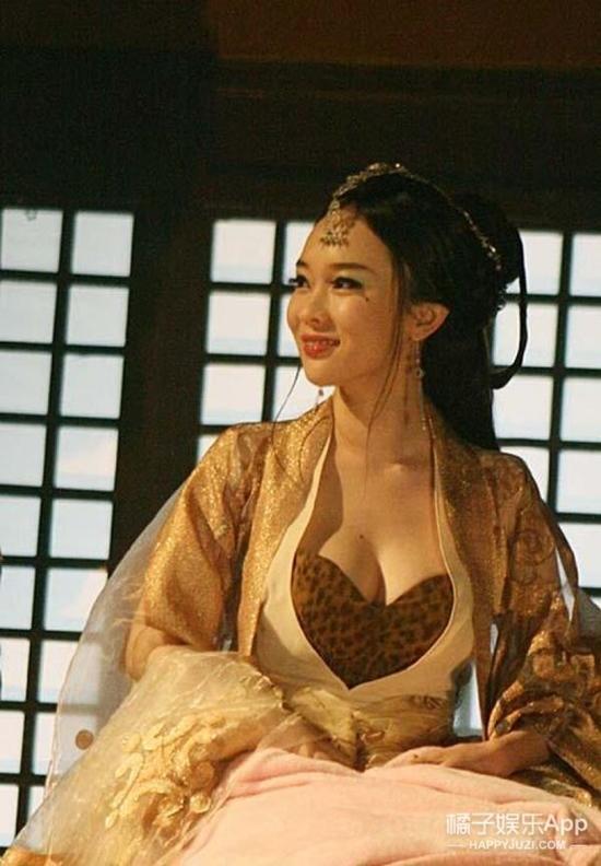 Đốt mắt với tạo hình cổ trang khoe ngực quá đà của mỹ nhân Hoa Ngữ-13