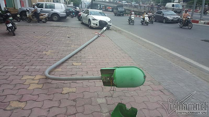 Hà Nội: Audi húc đổ cột đèn trúng người đi bộ trên phố-1